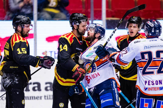 Ett bråk mellan Brynäs Johan Alcén och Växjös Roman