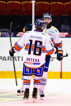 Växjös Linus Fröberg jublar med Austin Ortega
