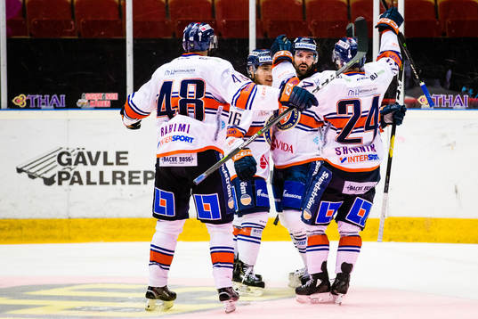 Växjös Linus Fröberg jublar med Austin Ortega , Brendan