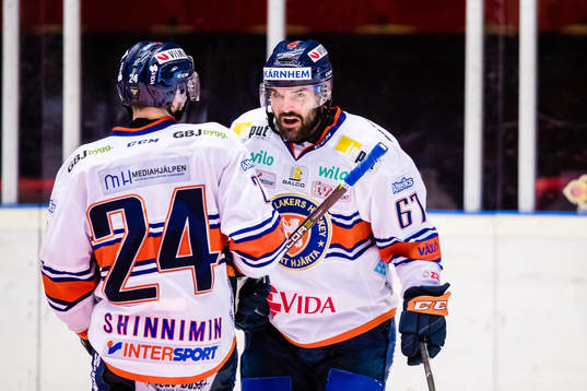 Växjös Linus Fröberg jublar med Brendan Shinnimin