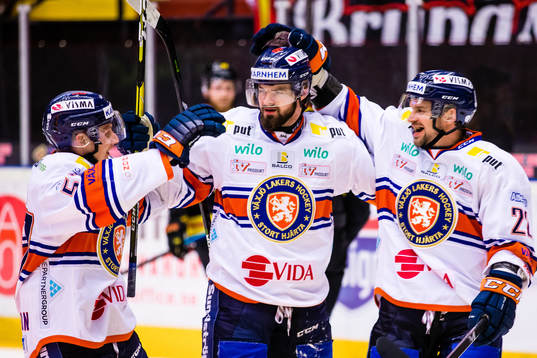 Växjös Roman Horak jublar med Kalle Johansson och Janne