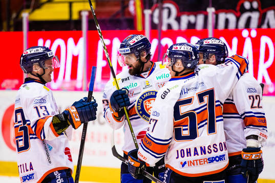 Växjös Roman Horak jublar med Julius Junttila , Kalle