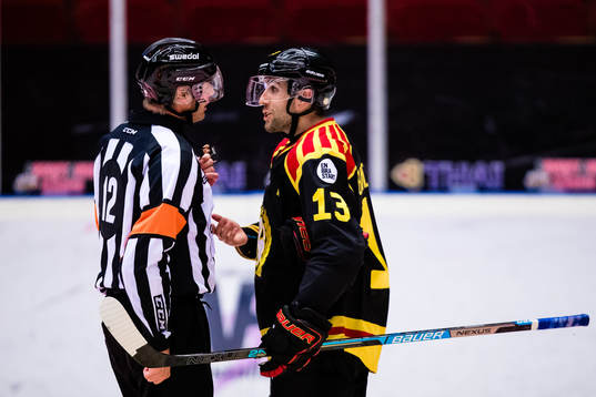 Brynäs Ryan Gunderson i diskussion med domare Mikael