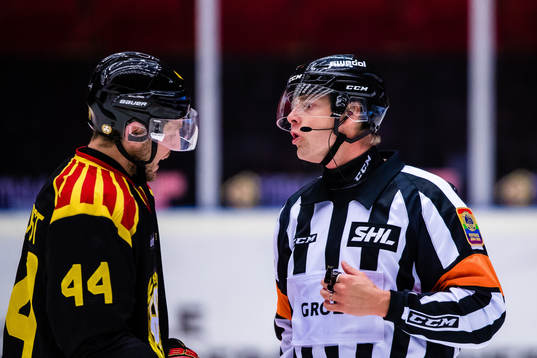 Brynäs Jacob Blomqvist i diskussion med domare Mikael