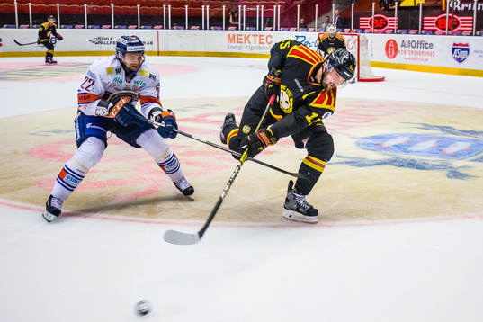 Brynäs Simon Bertilsson och Växjös Janne Pesonen