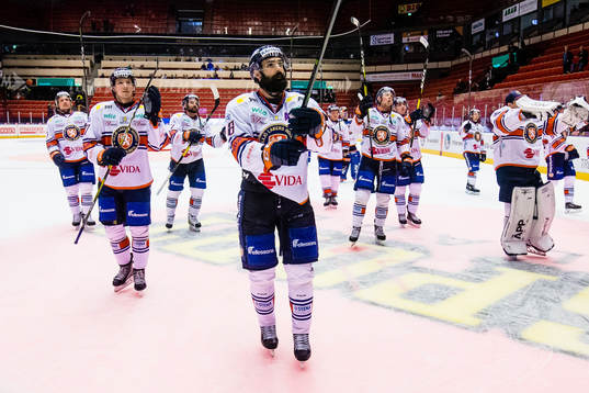 Växjös Daniel Rahimi jublar med lagkamrater