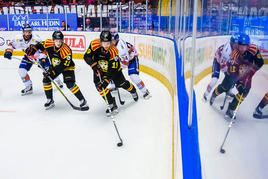 Brynäs Ludvig Nilsson och Joel Kellman i kamp om pucken
