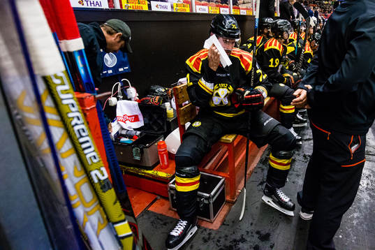 Brynäs Robert Kousal deppar i avbytarbåset