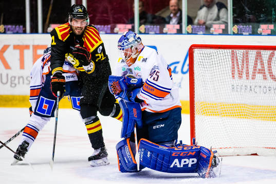 Växjös målvakt Viktor Andrén med en räddning