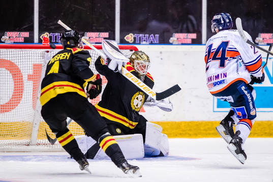Brynäs målvakt Tomi Karhunen med en räddning