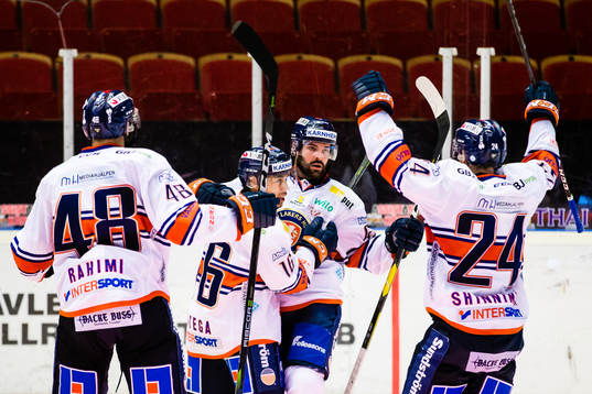 Växjös Linus Fröberg jublar med Austin Ortega , Brendan