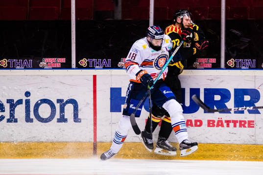 Växjös Daniel Rahimi tacklar Brynäs Joachim Rohdin