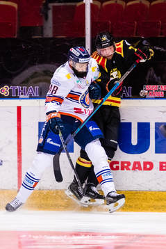 Växjös Daniel Rahimi tacklar Brynäs Joachim Rohdin