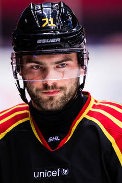 Brynäs Robert Kousal innan ishockeymatchen i SHL mellan