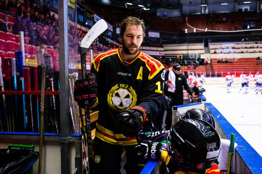 Brynäs Simon Bertilsson hälsar på ungdomar innan