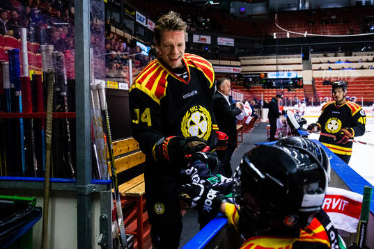 Brynäs Nicklas Danielsson hälsar på ungdomar innan