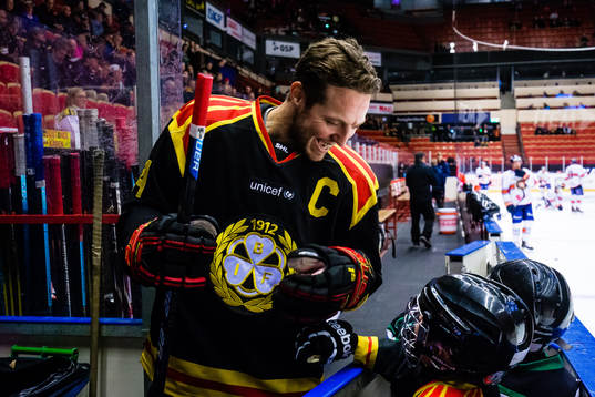 Brynäs Jacob Blomqvist hälsar på ungdomar innan