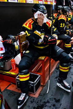 Brynäs Robert Kousal deppar i avbytarbåset