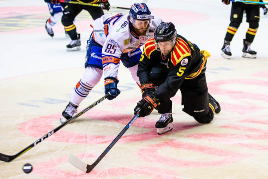 Brynäs Simon Bertilsson och Växjös Liam Reddox