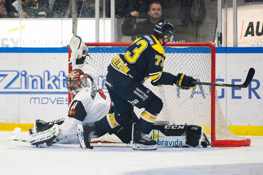 Malmö Redhawks målvakt Cristopher Nilstorp räddar straff
