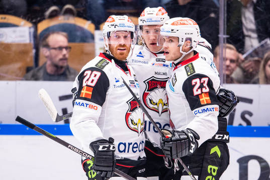 Malmö Redhawks Emil Sylvegård  blir omkramad av Jens