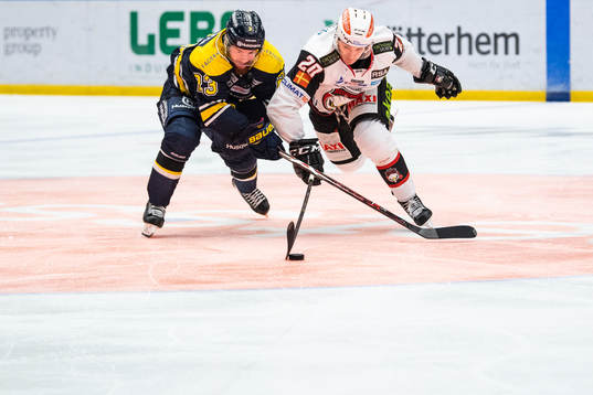 s Robin Figren och Malmö Redhawks Henrik Hetta i kamp om