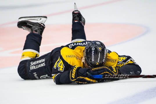 s Mikko Lehtonen ligger ner