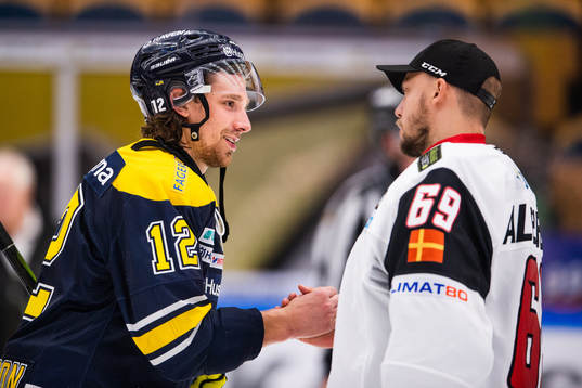 s Andreas Thuresson tackar Malmö Redhawks målvakt Oscar