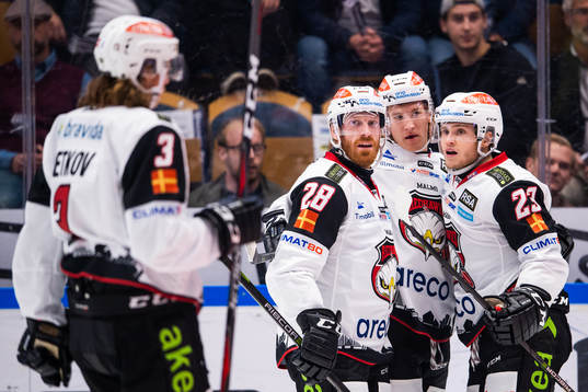 Malmö Redhawks Jens Olsson och Christoffer Forsberg jublar