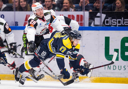 s Isac Brännström i kamp om pucken