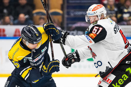 s Martin Fehérváry och Malmö Redhawks Emil Sylvegård  i
