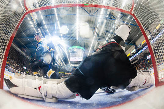 Malmö Redhawks målvakt Cristopher Nilstorp räddar straff