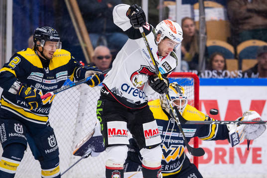 Malmö Redhawks Konstantin Komarek försöker styra pucken