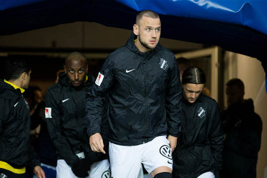 s Alexander Milosevic på väg in att värma upp innan