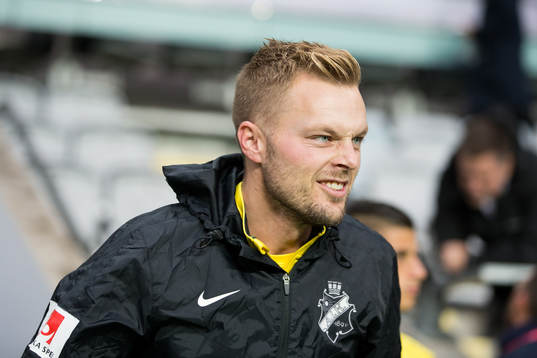 s Sebastian Larsson på väg in för att värma upp innan
