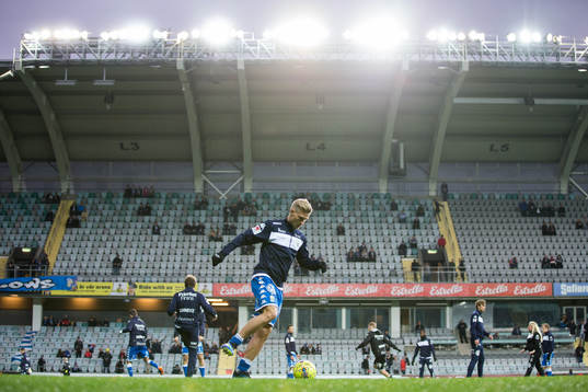 IFK Göteborgs Carl Starfelt värmer upp innan