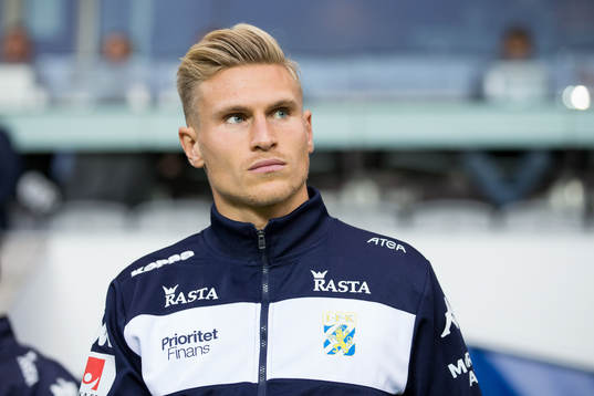 IFK Göteborgs Carl Starfelt på väg in för att värma