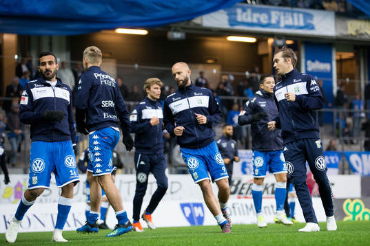 IFK Göteborg värmer upp innan fotbollsmatchen i