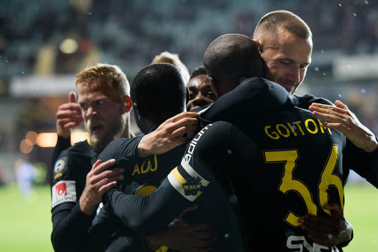 s Henok Goitom jublar med lagkamrater