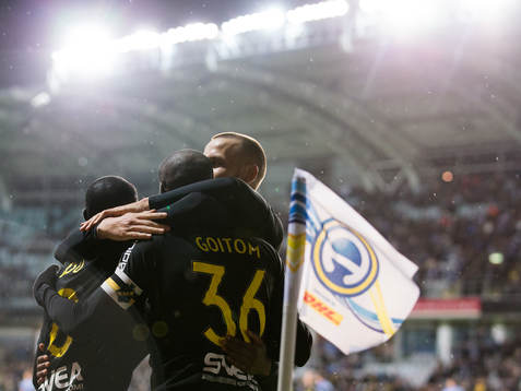s Henok Goitom jublar med lagkamrater