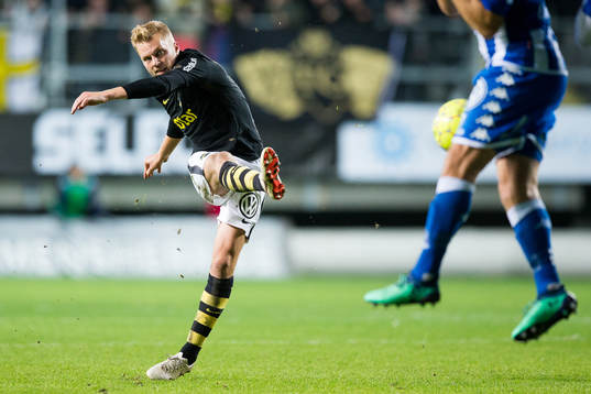 s Sebastian Larsson skjuter en frispark
