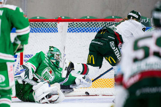 Frölundas Tim Söderlund gör 0-1 bakom Rögles målvakt