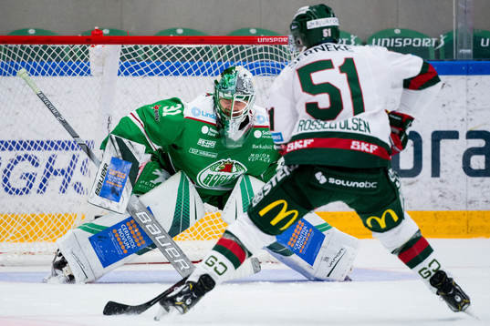 Frölundas Mats Rosseli Olsen mot Rögles målvakt Ville