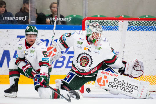 Frölundas Chay Genoway och målvakt Johan Gustafsson