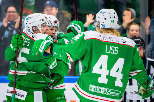 Rögles Samuel Jonsson blir omkramad