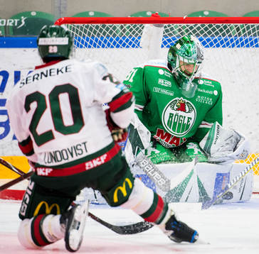 Frölundas Joel Lundqvist skjuter mot Rögles målvakt
