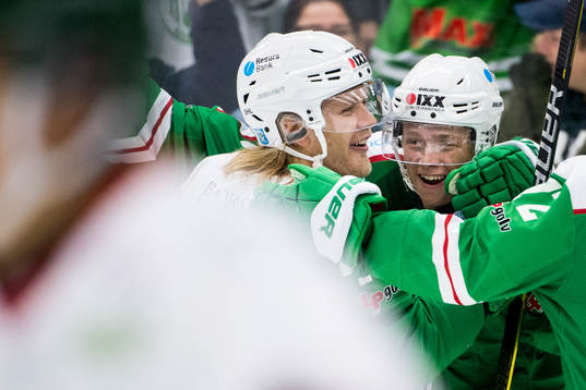 Rögles Samuel Jonsson (m) jublar med Olle Liss
