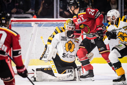 Skellefteås målvakt Gustaf Lindvall släpper in 1-0 av