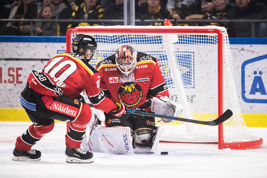Luleås målvakt Joel Lassinatti räddar