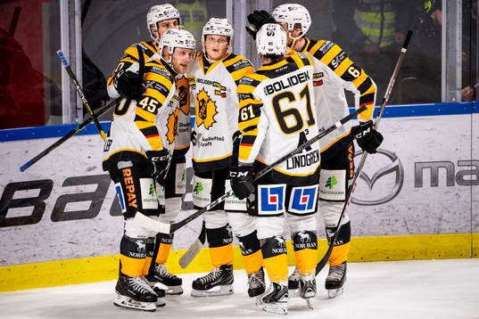 Skellefteås Linus Lindström blir omkramad